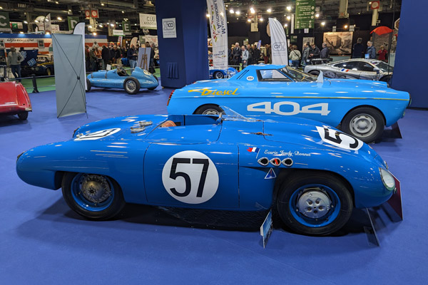 Lors de l’exposition présentée au dernier Salon Rétromobile, on retrouvait la Peugeot 404 diesel des records de 1965 derrière une barquette DB Panhard de l’écurie Jeudy Bonnet