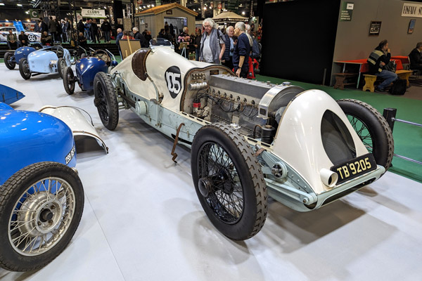 La réplique de l’incroyable Leyland Thomas de 1924, engin de records qui s’est illustré à Montlhéry