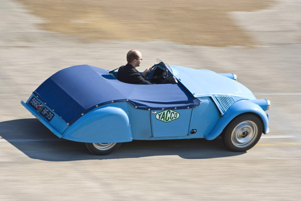 Les tentatives de record ont été innombrable sur l’anneau. Ici une réplique de la 2 CV « Barbot » qui a remporté 9 records internationaux en 1953