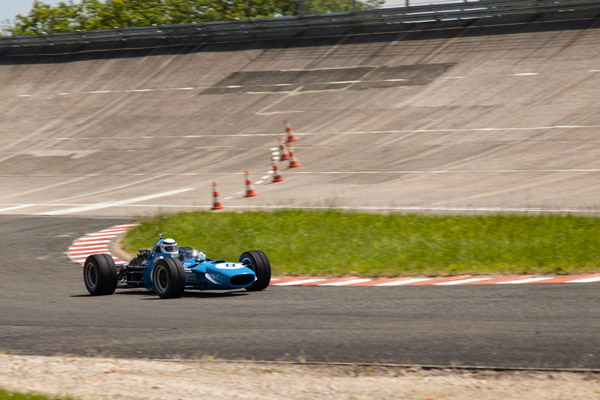 Le Circuit de Montlhéry n’a pas accueilli de course de Formule 1 après-guerre, mais la piste a servi pour les essais de certaines écuries dont Matra. Ici la MS10 ex Jacky Stewart à l’entrée de la chicane des stands de l’autodrome