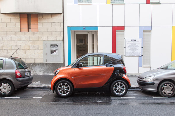 Les accrochages sont fréquents lors des manœuvres de stationnement, même au volant d’une Smart