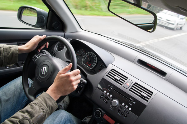 Une bonne position des mains sur le volant permet de réagir plus vite : chaque centième de seconde compte