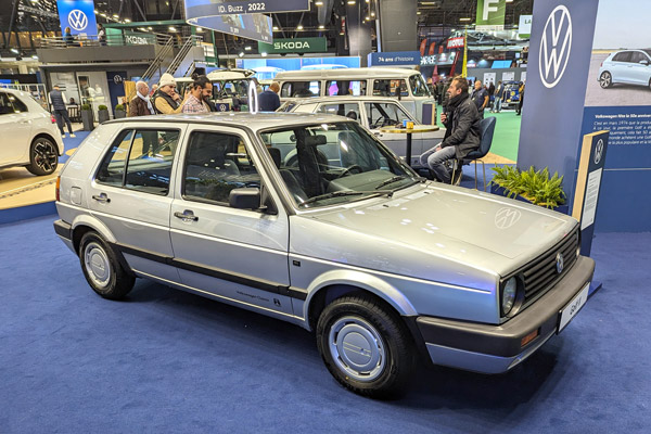 La deuxième génération de Golf, vue ici sur le stand Volkswagen de Rétromobile 2024, a été lancée en 1983