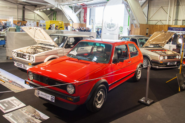 Toutes les générations de Golf GTI suscitent l’intérêt des collectionneurs : la première bien sûr mais aussi la deuxième, visible au deuxième plan et même la troisième bien qu’elle soit moins appréciée