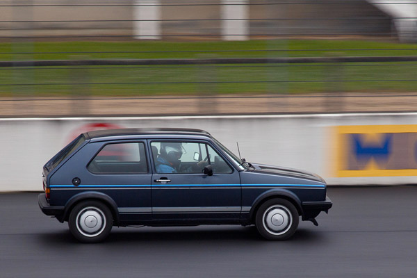 Les versions de Golf 1 GTI ont été nombreuses : ici une des dernières en série limitée Plus équipée des jantes Pirelli et d’un deuxième rétroviseur droit vue sur la piste de l’autodrome de Montlhéry