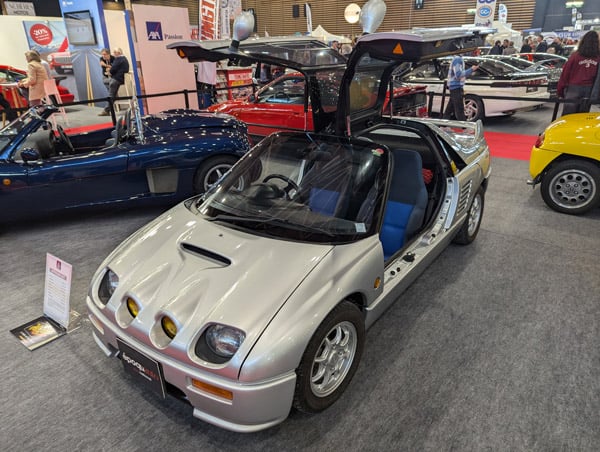 Incroyable petite Autozam AZ1 de 1994 reconnaissable à ses portes papillon