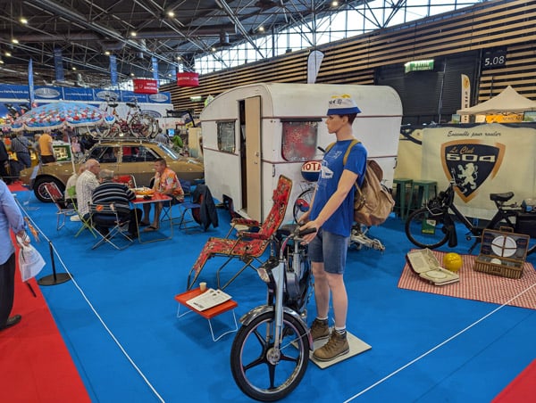 Superbe mise en scène sur le stand du club Peugeot 504